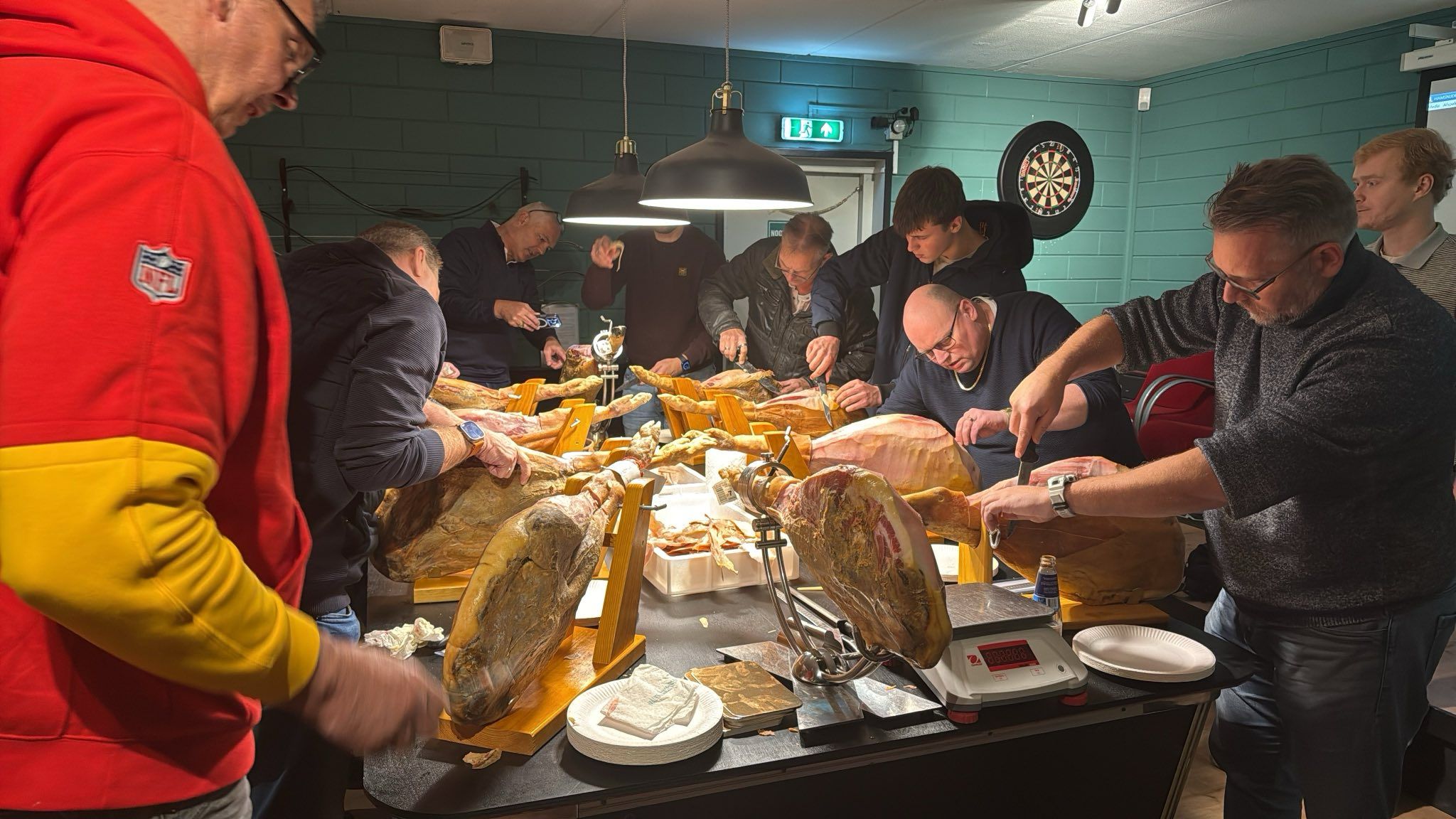 Workshop jamón snijden – groep aan het werk